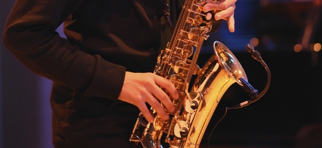 Ein Junge spielt ein Saxofon